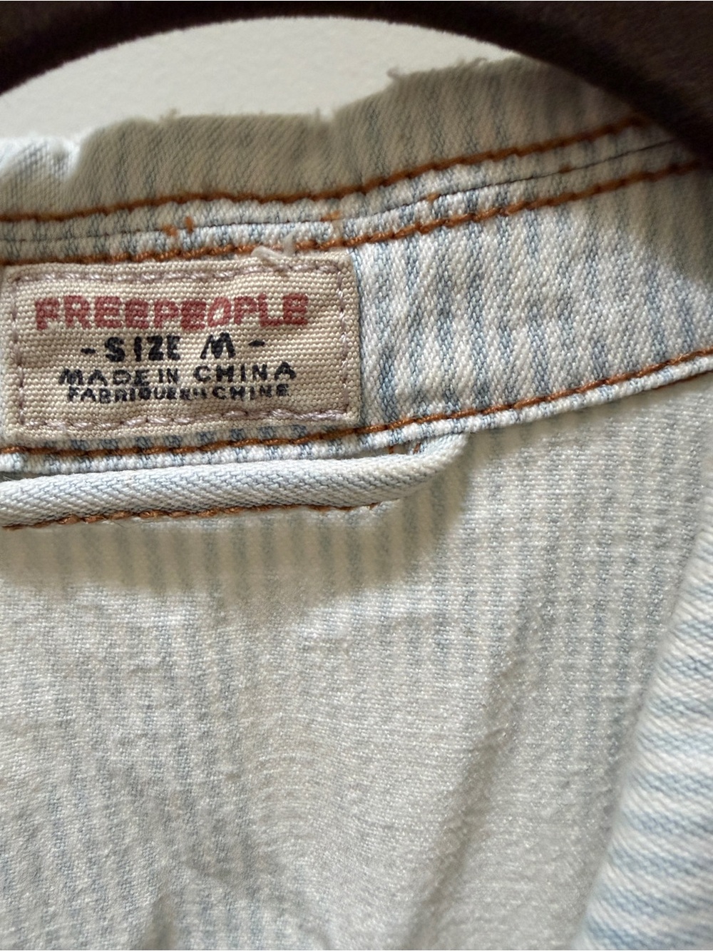 Free People Cropped Cream Denim Jacket with Contrast Stitching MED NWOT - Picture 2 of 3